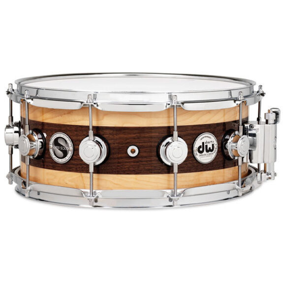 תוף סנר<br>DW Collector's - Super Solid Edge ™ - Natural Lacquer over Walnut with Maple rings and Chrome Hardware